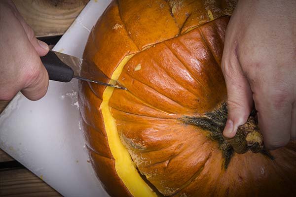slicing the stuffed pumpkin