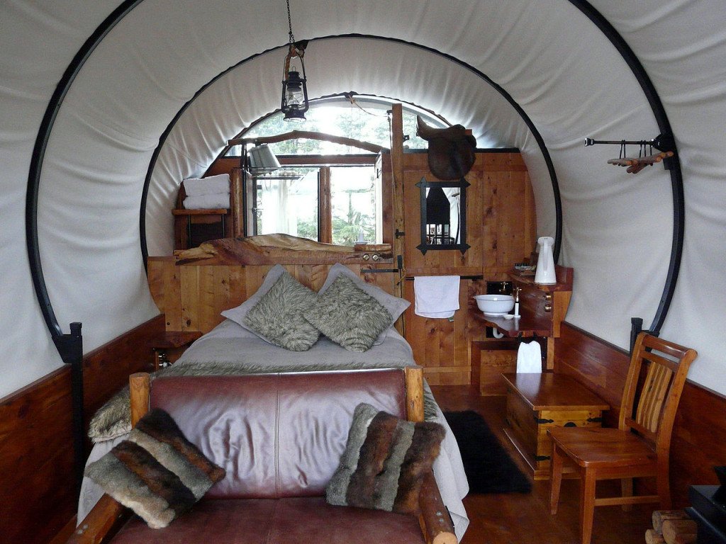 1280px-GlampingKirwee_Wagonstay_interieur123456789abc