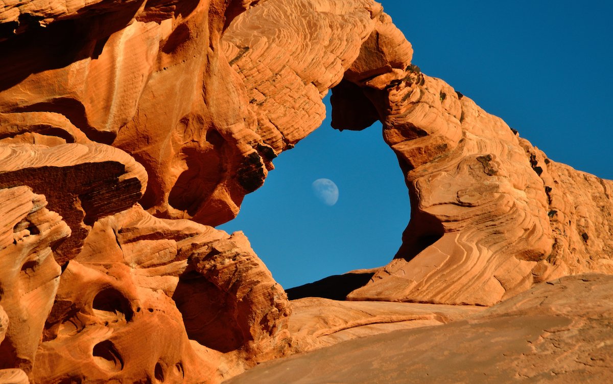 Moon in the Arch in valley of fire state park