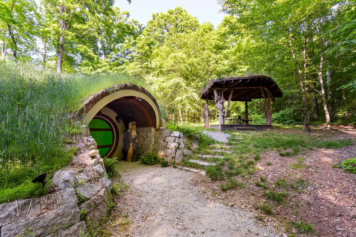 awesome-airbnbs-for-unique-themed-travel