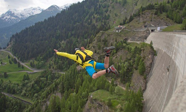 scariest-places-to-BASE-jump