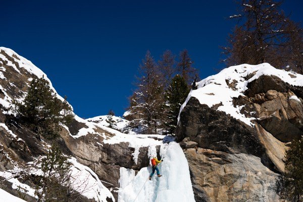 top-8-epic-ice-climbing-destinations-in-north-america