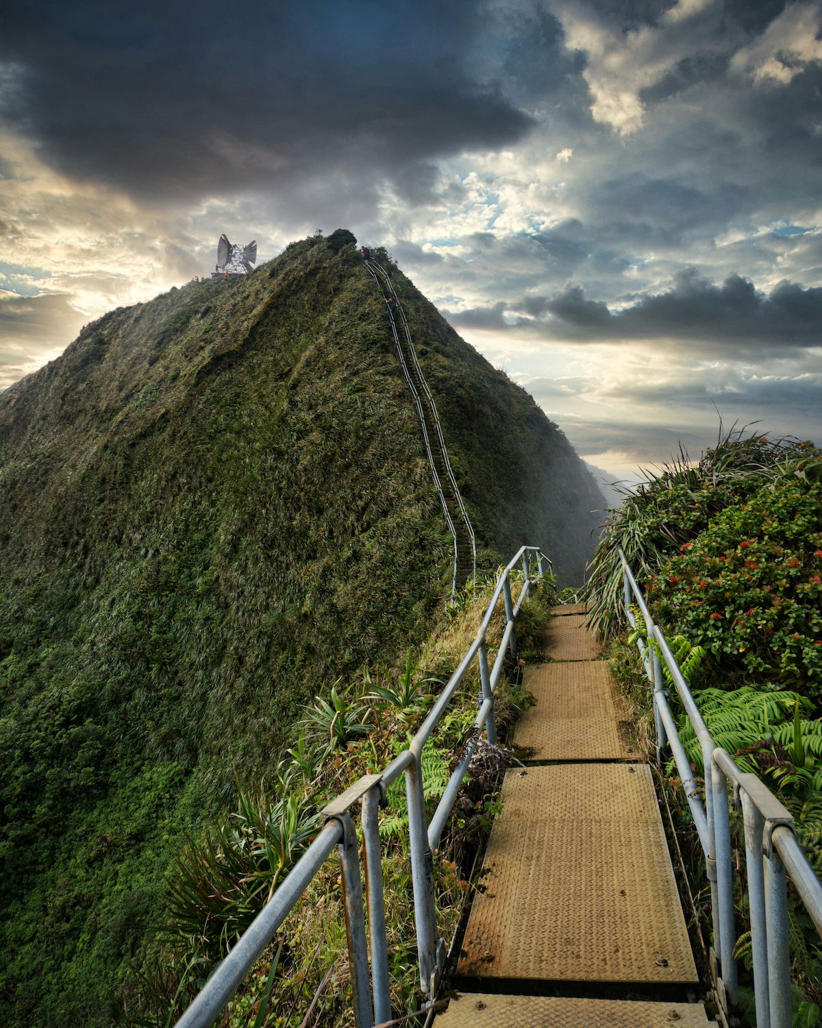 Ha‘ikū Stairs, An Illegal Hiking Path In O'ahu, Is Being Demolished