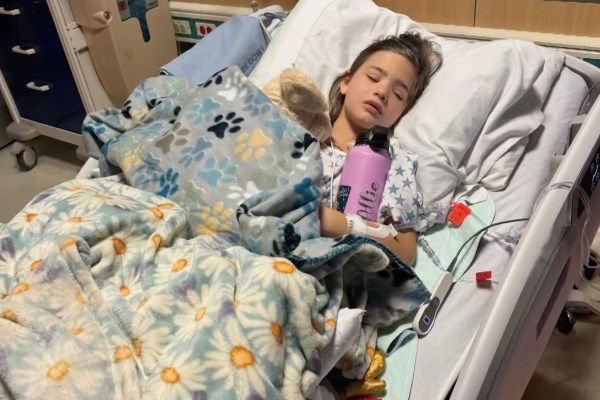 girl survives rattlesnake bite